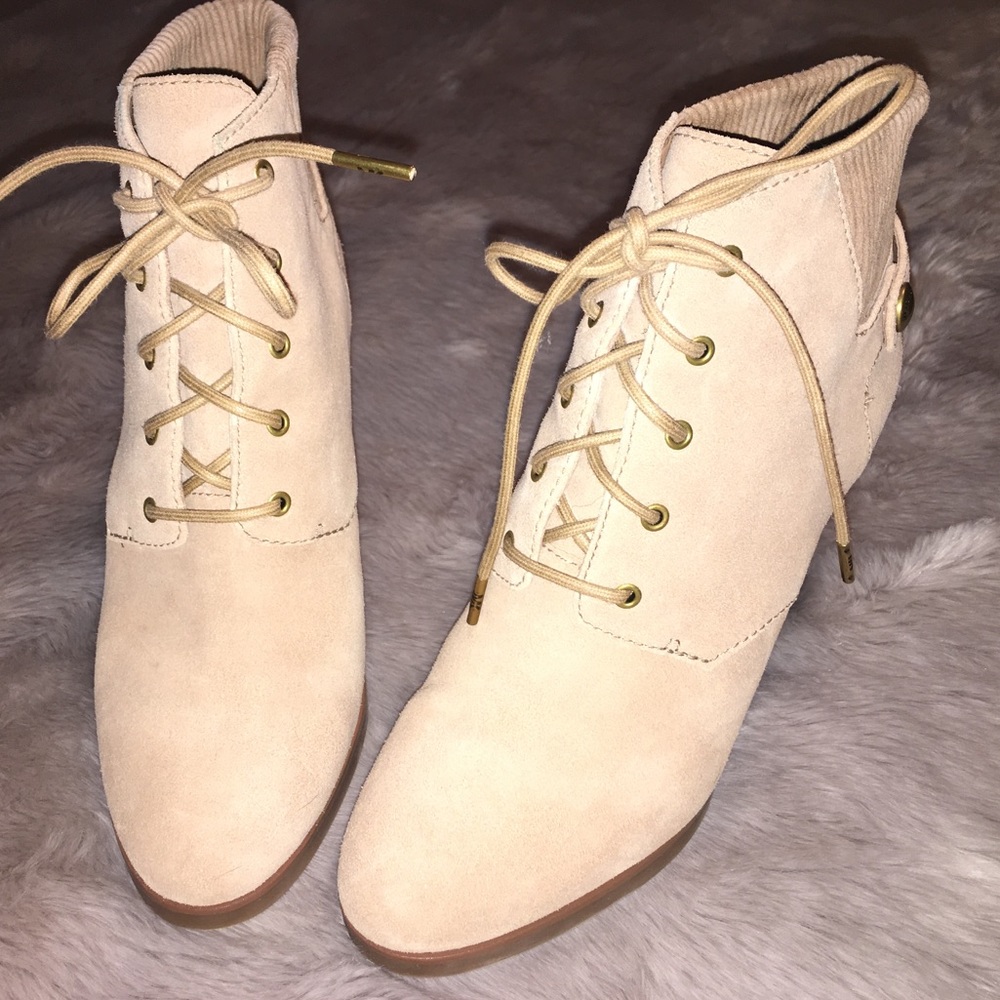 Michael Kors Carrigan Beige Women’s Size 9 BOOTS